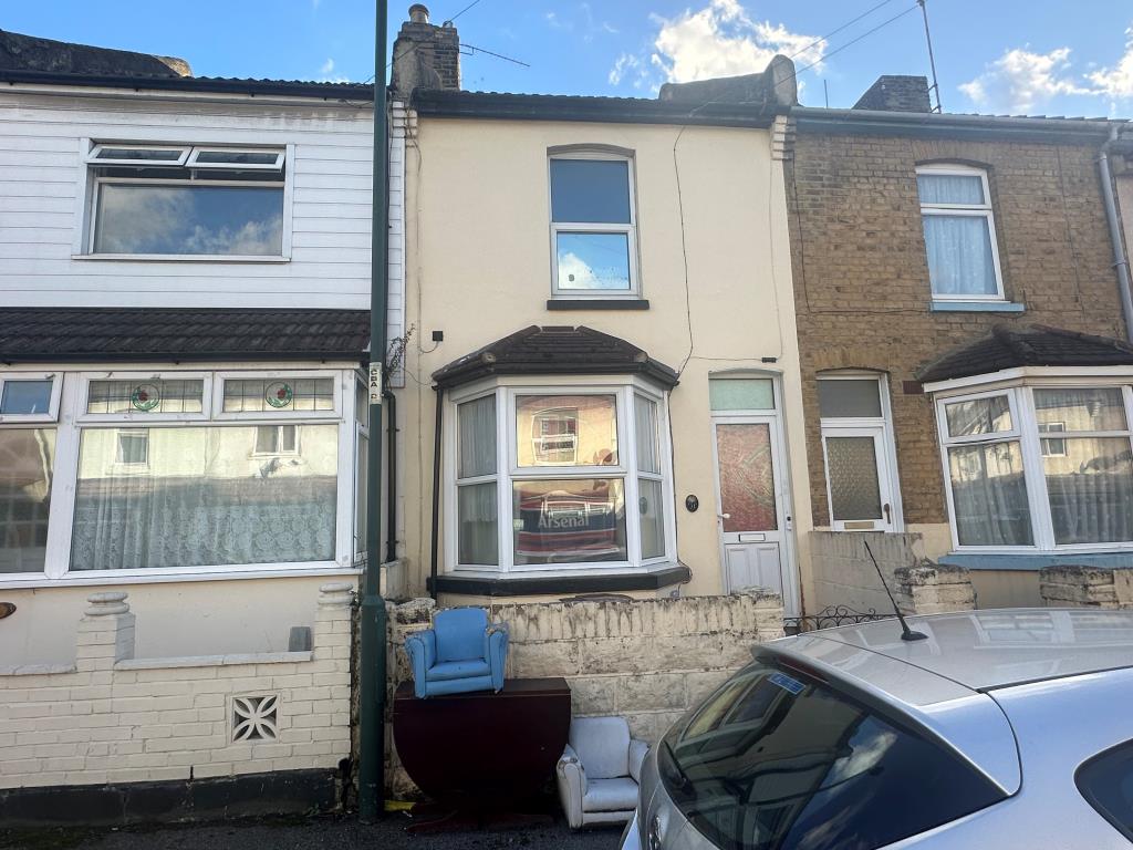 Lot: 131 - HOUSE FOR INVESTMENT - Terraced house